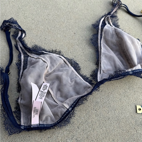 Victorias Secret Lace Trim Navy Blue Bra - Picture 3 of 7
